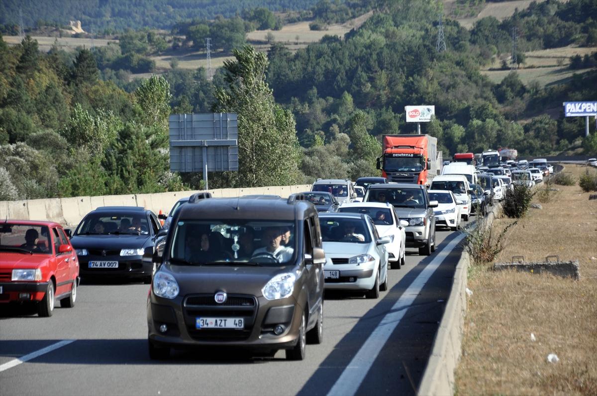 Bolu'daki trafik kazası trafiği kilitledi