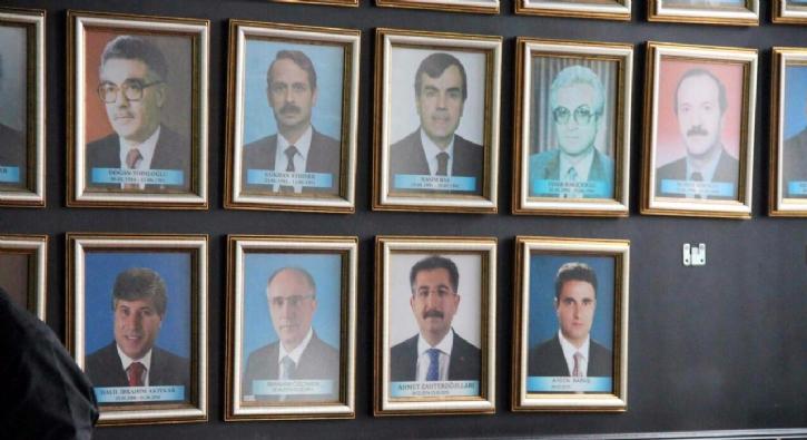 Bolu'da FETÖ'cü valilerin fotoğrafları kaldırıldı