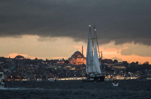 Rainbow Warrior boğazdan geçti