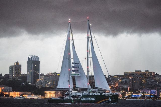 Rainbow Warrior boğazdan geçti