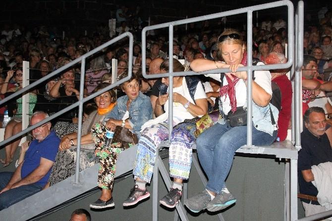 Zeki Müren’i Anma Konseri’nde izdiham