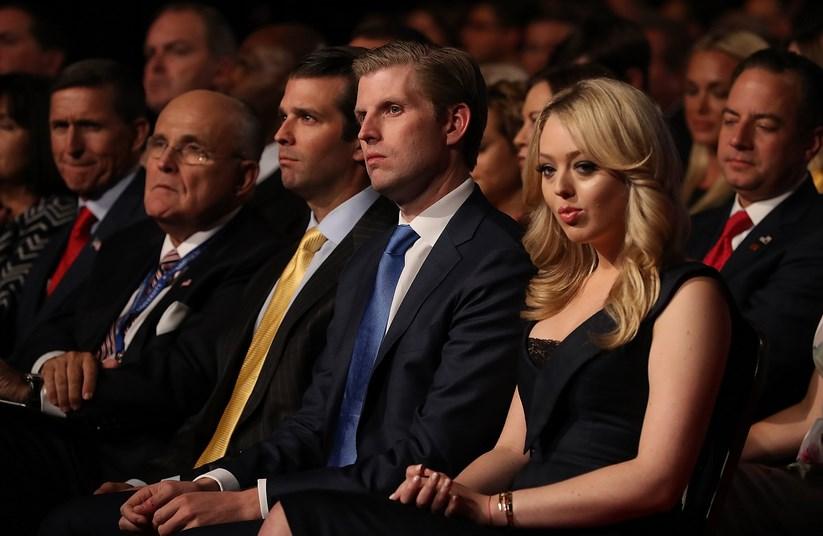 Trump ve Clinton canlı yayında kozlarını paylaştı