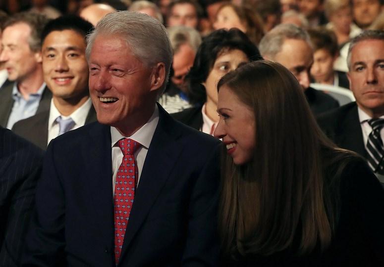 Trump ve Clinton canlı yayında kozlarını paylaştı