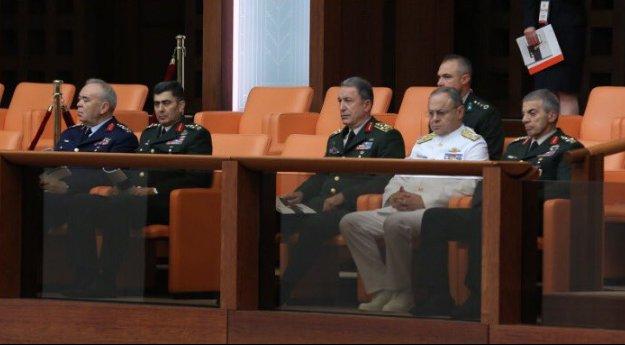 Orgeneral Akar yeni yaveriyle Meclis'te