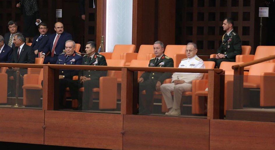 Orgeneral Akar yeni yaveriyle Meclis'te