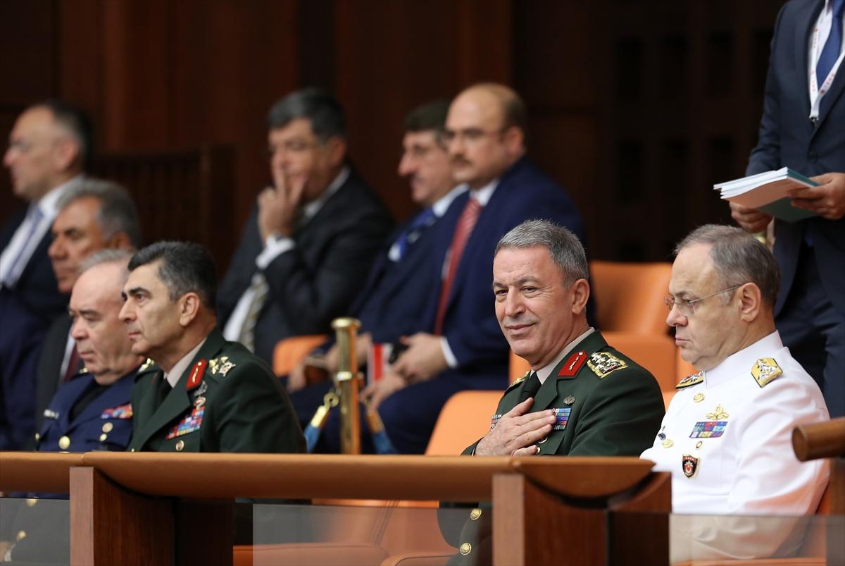 Orgeneral Akar yeni yaveriyle Meclis'te