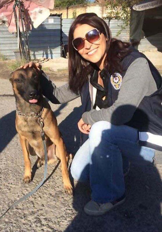 Kadın polise tokat atıp gözüne parmağını soktu