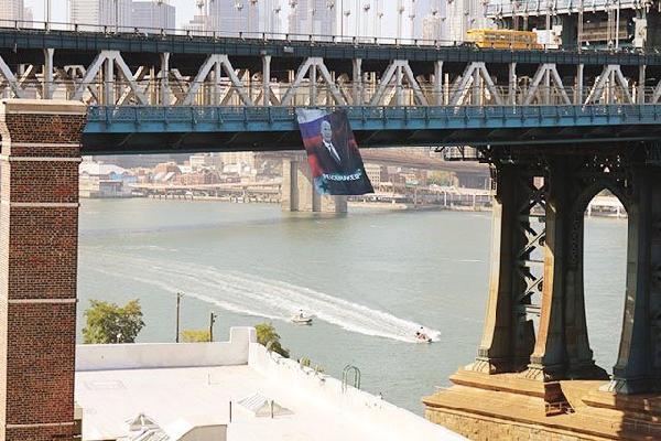 ABD’deki köprüye Putin afişi