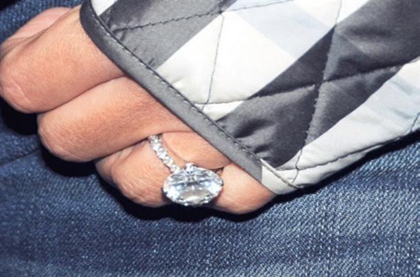 Demet Akalın parmağında servet taşıyor