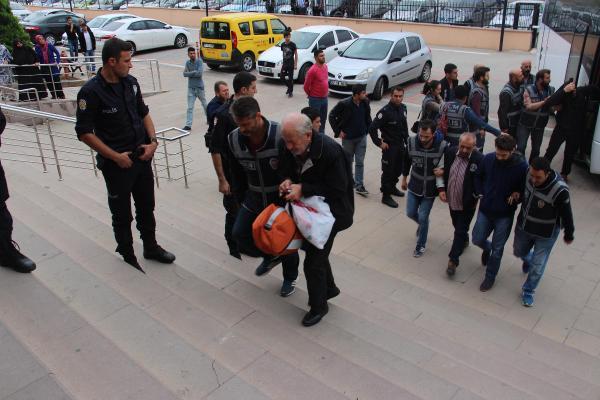 FETÖ soruşturmasını yürüten polise FETÖ gözaltısı