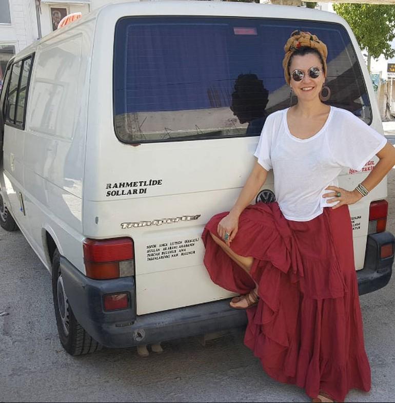 Şevval Sam minibüste yaşıyor