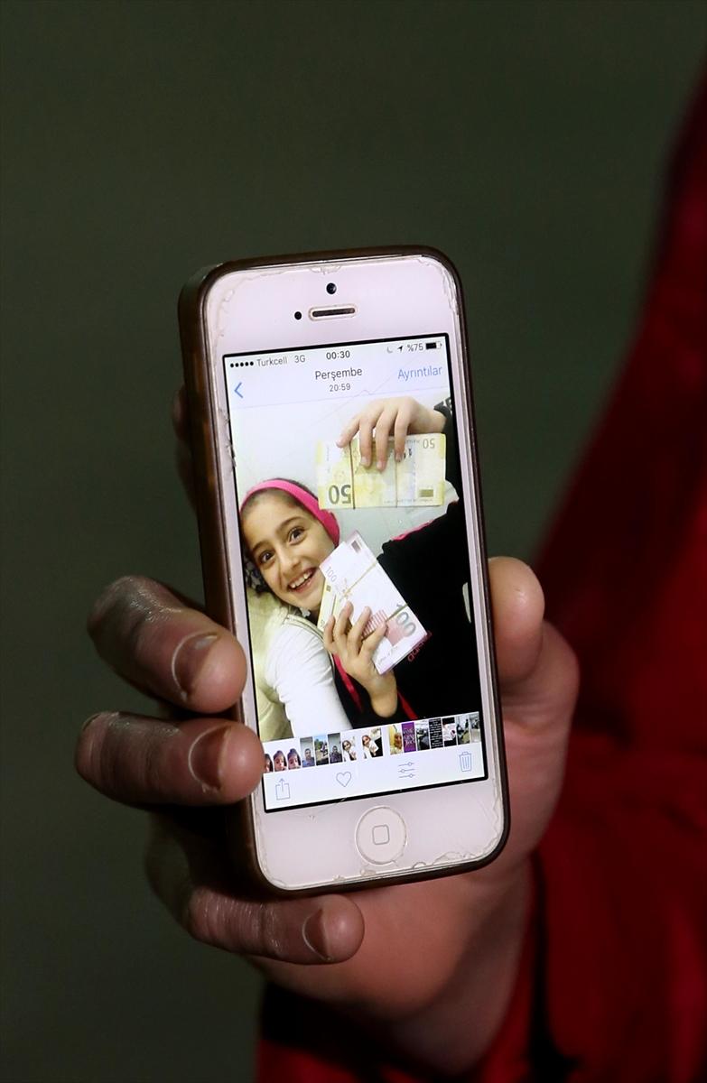 Otobüs durağında bulduğu dövizleri polise teslim etti