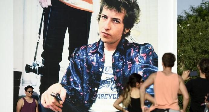 Bob Dylan'a tepkiler büyüyor