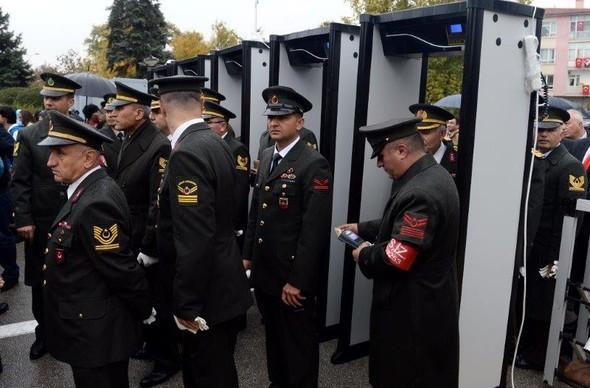 Anıtkabir'de askerlerin üzeri arandı