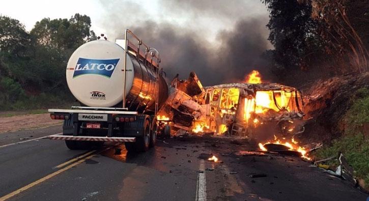 Brezilya'da otobüs kazası: 20 ölü