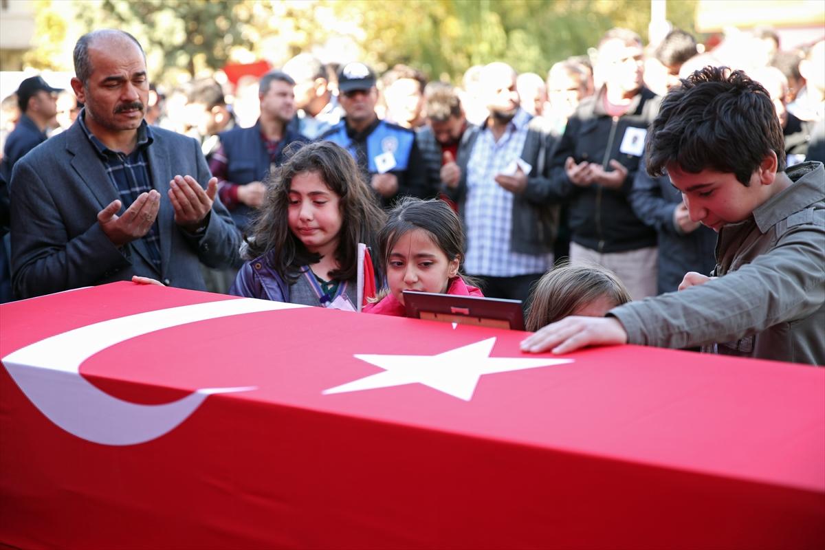 Diyarbakır şehidinin cenazesinde duygusal anlar