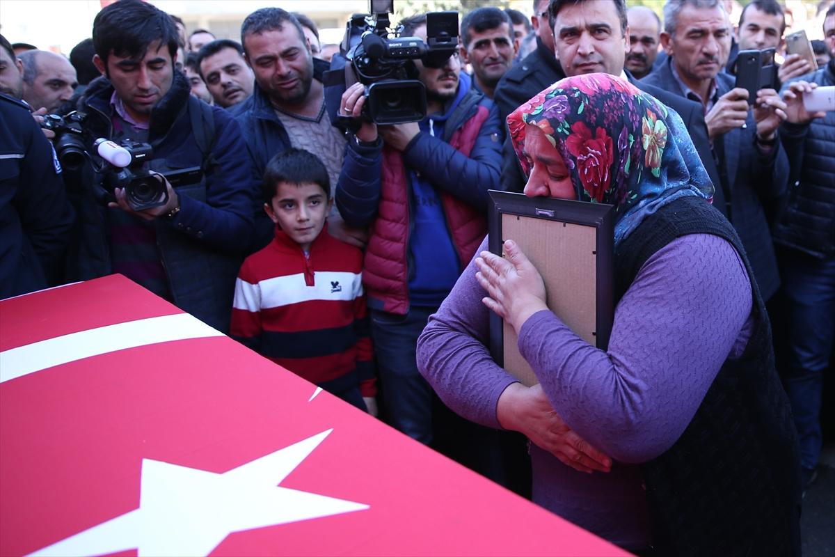 Diyarbakır şehidinin cenazesinde duygusal anlar