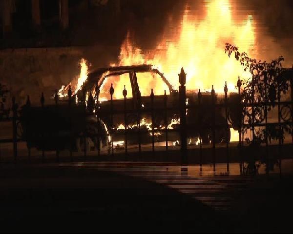 Şişli'de bir araç kundaklandı