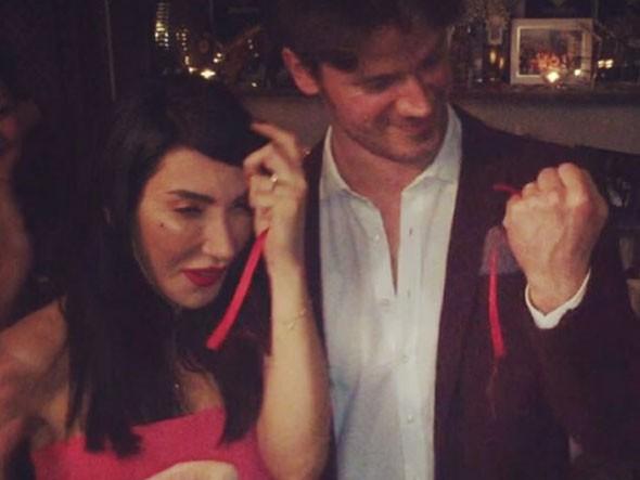 Hande Yener sevgilisi Cem Şenol'la nişanlandı