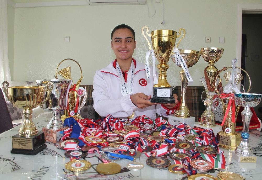 18 yaşında 70 madalya kazandı