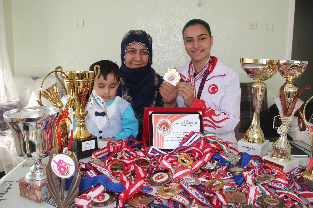 18 yaşında 70 madalya kazandı