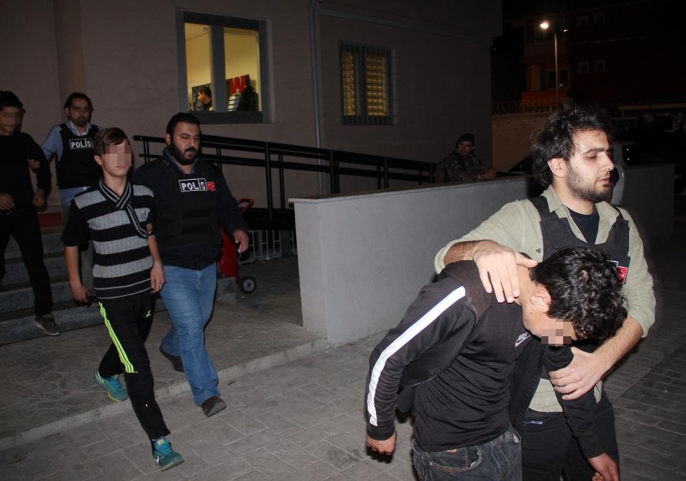 Sultanbeyli'de okula molotof atanlar yakalandı