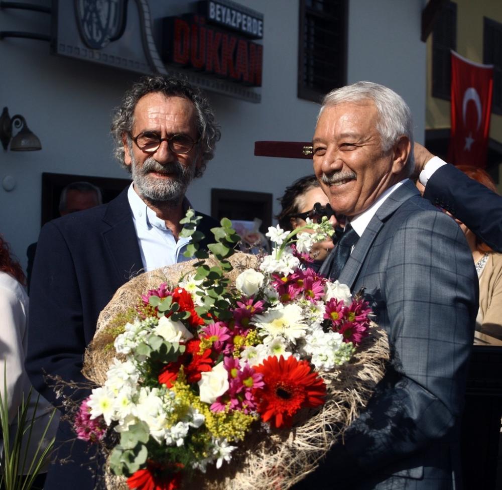 Ünlü oyuncu kazandığı ödülleri bağışladı