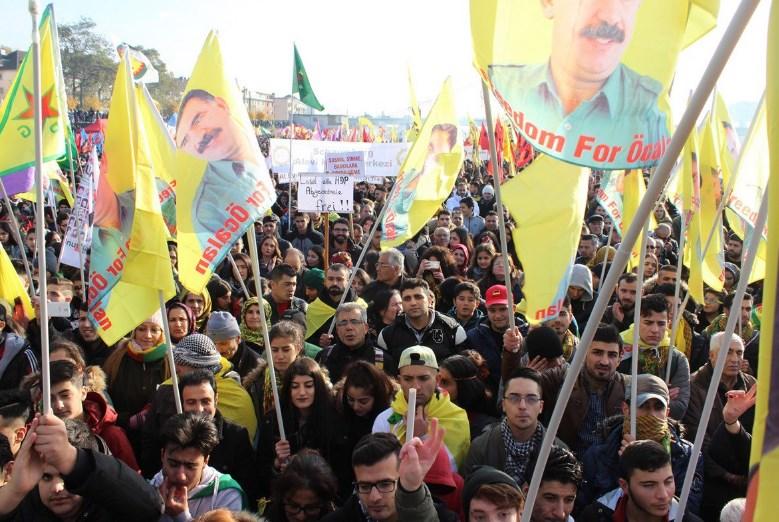 Almanya'daki Alevi mitinginde Öcalan posteri gerginliği