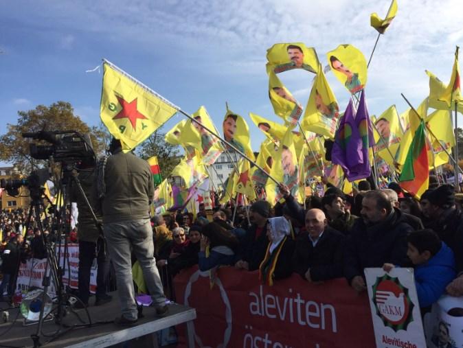 Almanya'daki Alevi mitinginde Öcalan posteri gerginliği