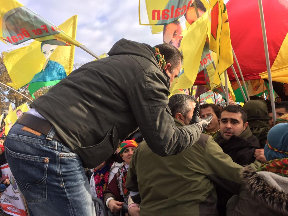 Almanya'daki Alevi mitinginde Öcalan posteri gerginliği