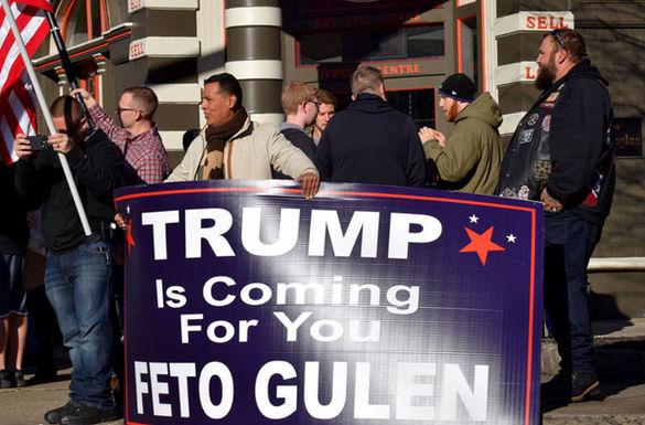 ABD'de 'Trump senin için geliyor FETÖ' pankartı