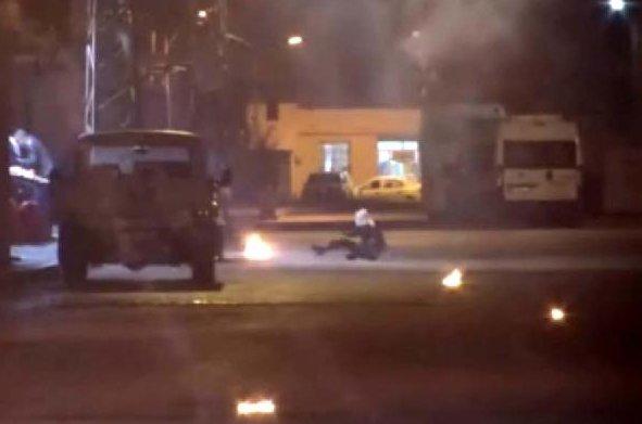 Polise molotof atarken vuruldu