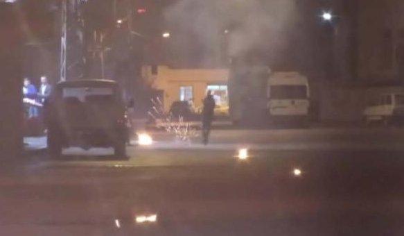 Polise molotof atarken vuruldu