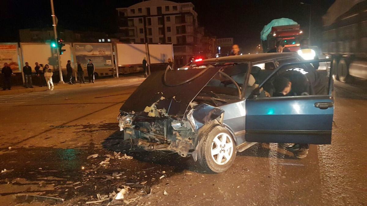 Düğüne giden otomobille cenazeye giden araç çarpıştı