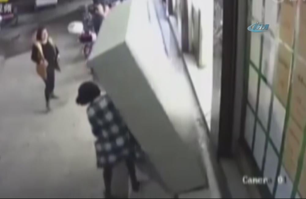 Üstüne dolap düşen çocuk yaşamını yitirdi