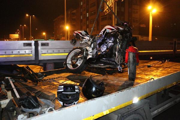 Zonguldak'ta motosiklet refüje çarptı: 1'i ağır 2 yaralı