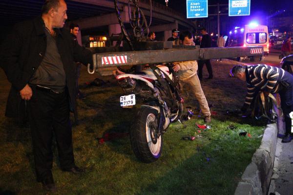 Zonguldak'ta motosiklet refüje çarptı: 1'i ağır 2 yaralı