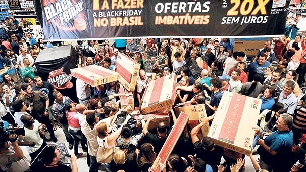 Amerika'da 'Kara Cuma' çılgınlığı devam ediyor