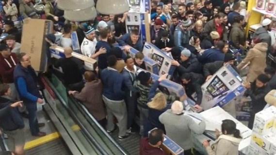 Amerika'da 'Kara Cuma' çılgınlığı devam ediyor