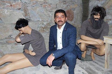 Cansız mankenlerle teröre karşı mesaj veren başkan