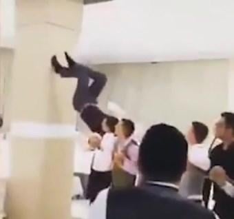 Halay çekerken düz duvara tırmandı