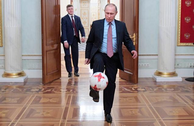 Putin Kremlin'de futbol oynadı