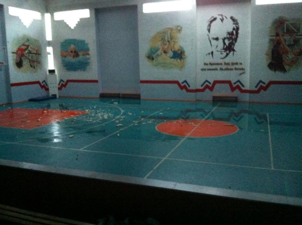 İzmir'de okulun çatısına kule vinç devrildi