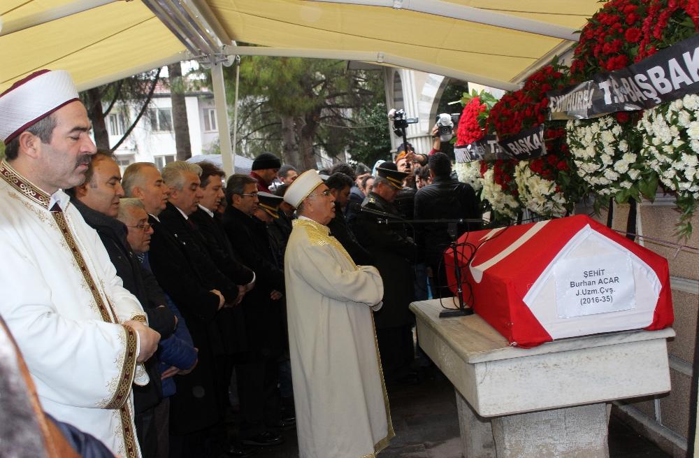 Şehit cenazesinde asker ıslanmasın diye şemsiye tuttu