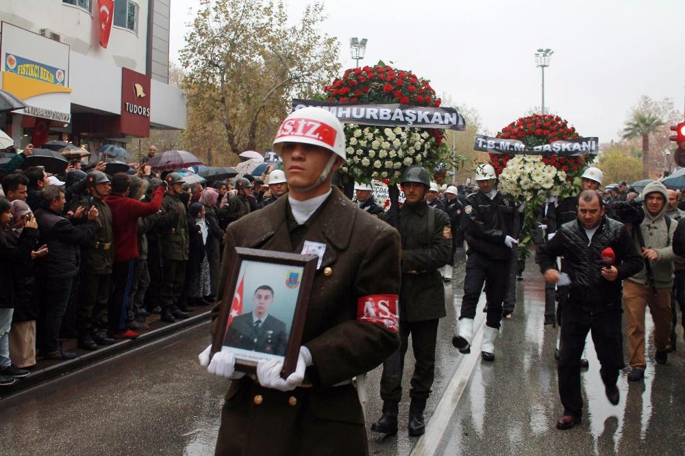 Şehit cenazesinde asker ıslanmasın diye şemsiye tuttu