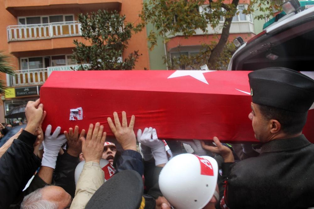 Şehit cenazesinde asker ıslanmasın diye şemsiye tuttu