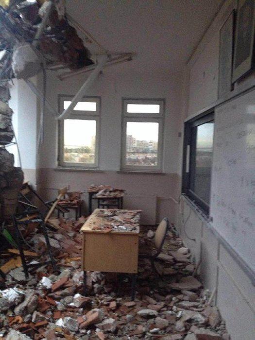 İzmir'de okulun çatısına kule vinç devrildi