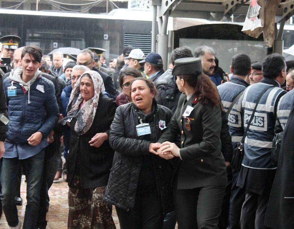 Şehit cenazesinde asker ıslanmasın diye şemsiye tuttu