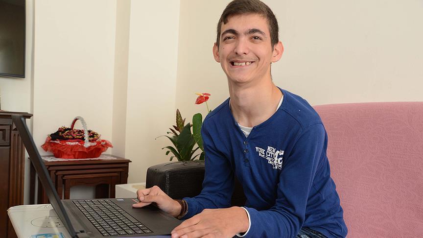 Tek parmağıyla hayat hikayesini yazdı