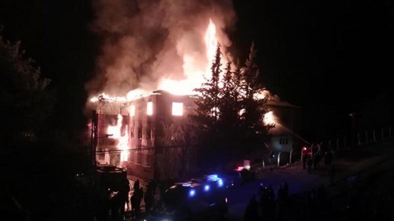 Yangın merdivenine açılan kapılar kilitliydi